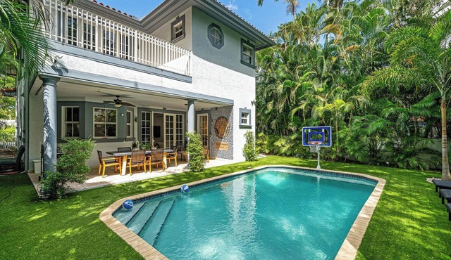 6BR Spacious Oasis in Miami Shores, with Pool, Grill & Billiards