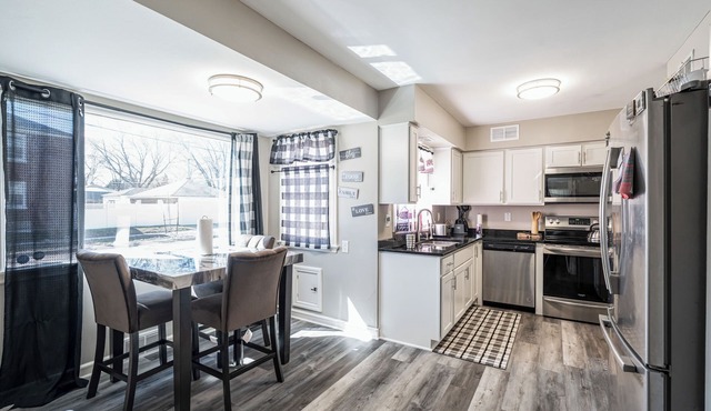 7 Mi to Lake Michigan: Milwaukee Vacation Rental