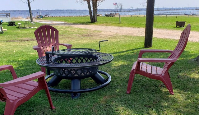 #8 2bed 1bath LAKE MI Fishing Cabin WiFi AC Deck Firepit Kayak Paddle Boat Dock