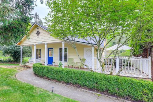 8 Mi to Columbia River Gorge: Cottage w/Deck!