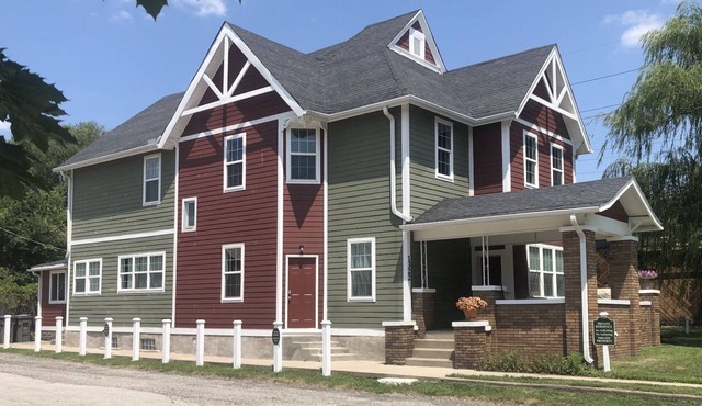 9 bedrooms, 3 full kitchens, 3 full Baths, Laundry, Downtown Indy. Sleeps 20+