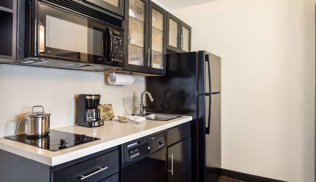 A Relaxing Vacation in Detroit, Kitchen Available, Pet-Friendly Property!