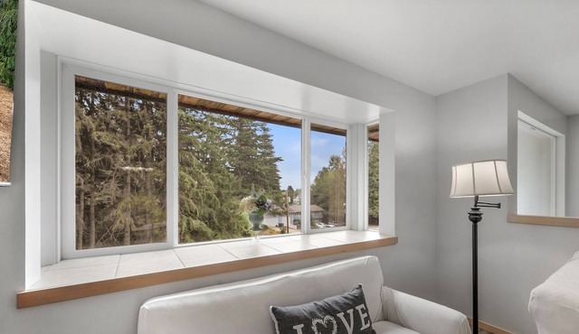A specious 2 level 4 Beds 2 Baths home in Everett
