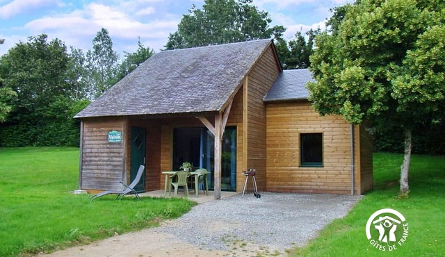 Accessible Fishing Chalet for 4-6 with Private Deck, Kids' Play Area, and Games Room