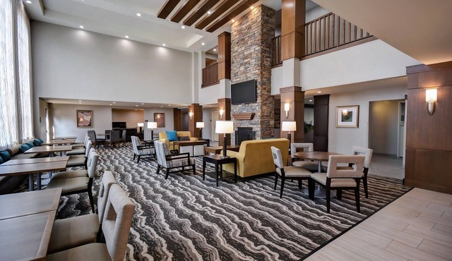 ADA King Suite w/Breakfast, Pool & More!