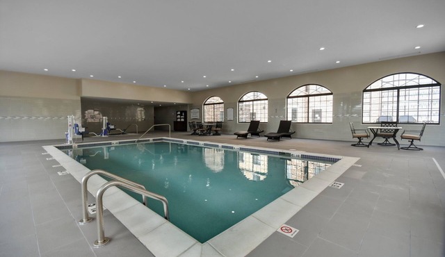 ADA Suite w/Roll-in Shower, Breakfast, & Pool