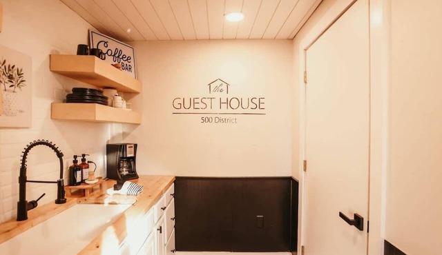 Adorable 2 bedroom place with private back patio