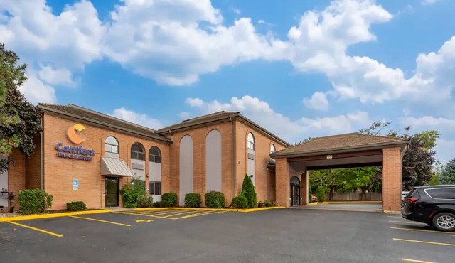 Affordable Suburban Stay with Breakfast Near Area Shopping - 3 miles Away