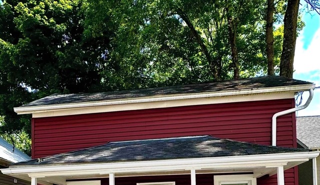 AFORDABLE & CHARMING HOME - Enjoy Urban Life & Nature! Hike, Bike, Shop & Dine!