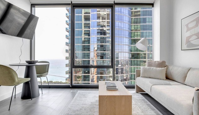 Airy South Loop Studio w/Pool, Gym & Spa, nr Grant Park, by Blueground in Chicago