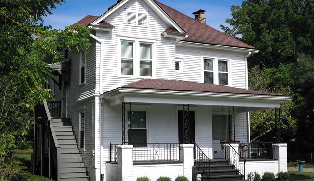 Amazing 6-bedroom house with spacious yard .3 miles from ND campus