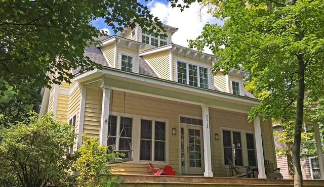 Amazing Home with Entertainment Room, Firepit, AC, Patio, WiFi, Yard & Pool