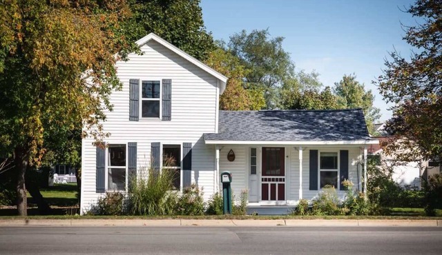 Ames Cottage in Elk Rapids - Dog Friendly and Great Location!