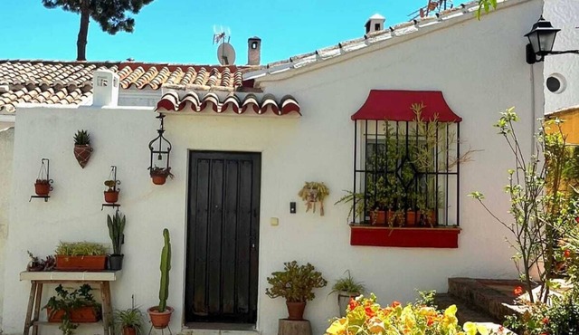 Andalusian-Style House with Patio 10min Beach Walk