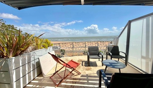 Apartment for 6 with balcony, pool and direct beach access in La Tranche-sur-Mer