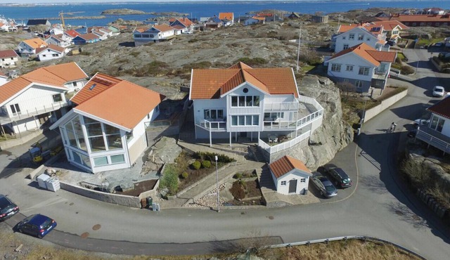 Architect-designed villa with sea view on Fotö | SE09032