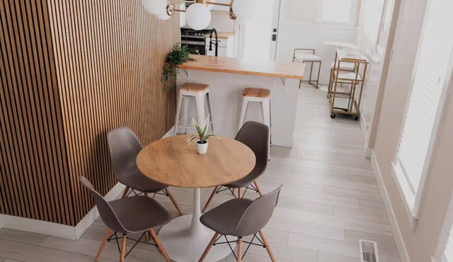 Arianna's Modern Makeover [5 Beds 2 Baths]