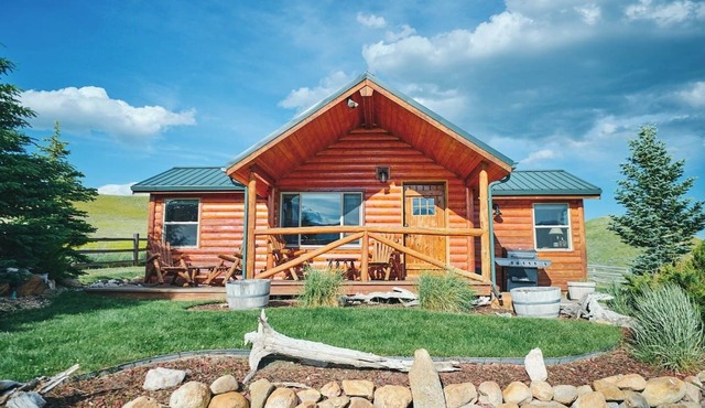 Authentic Western-themed log cabin retreat near Bighorn National Forest, Lake DeSmet, & charming towns Buffalo & Sheridan. Perfect for history enthusiasts, hunters, or tranquil escapes. Accommodates up to 4 guests w/2 bedrooms, bath & kitchenette. in Buffalo