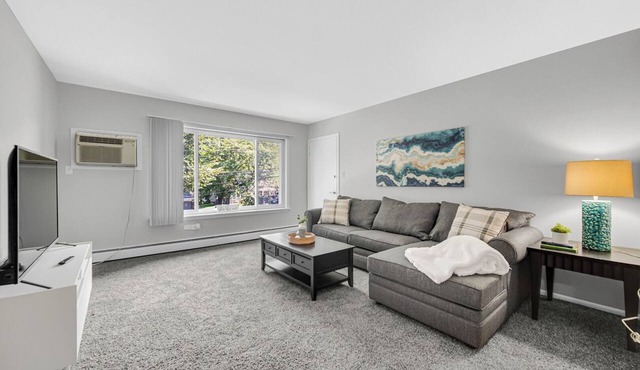 AVAIL 7/2 - 1 bed/1 bath downtown Crown Point