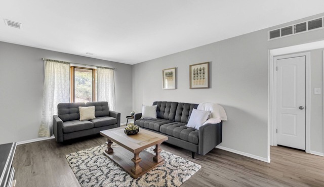 AVAIL 9/5 - NEW 2BED CONDO by Hospital & Chicago