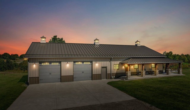 Barn! Golf Sim/Theater, Bunk Slide, Mini Golf, Hot Tub, Saloon Bar, Firepit!