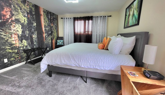Base Camp-6.5 blocks to IU Campus & downtown, 3 Kings, Bicycles, Fence