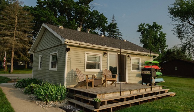 Baw Beese Lake cottage! Close to downtown and Hillsdale College!