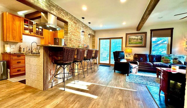 Be Still & Know, Luxury Apartment, Dog-friendly, Walk to Port, Shops, & Beach!