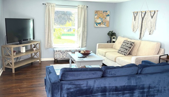 Beach Bliss, Pet Friendly Retreat, With Hot Tub Near Lake MI