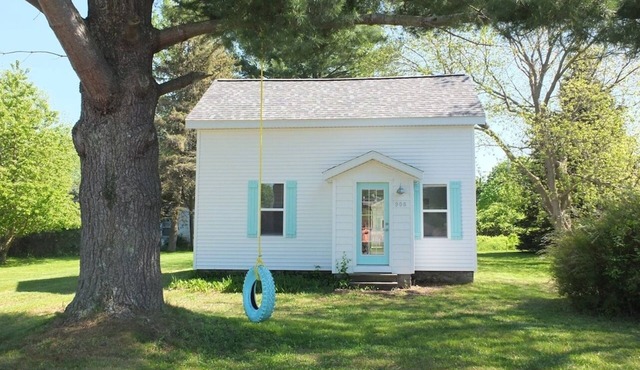 Beach Town Escape - NEWLY-REMODELED & GORGEOUS! GREAT LOCATION AS WELL!
