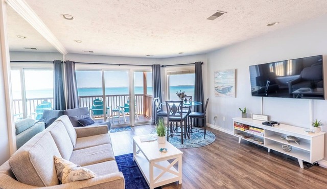 Beachfront Balcony Condo with Jetted Tub