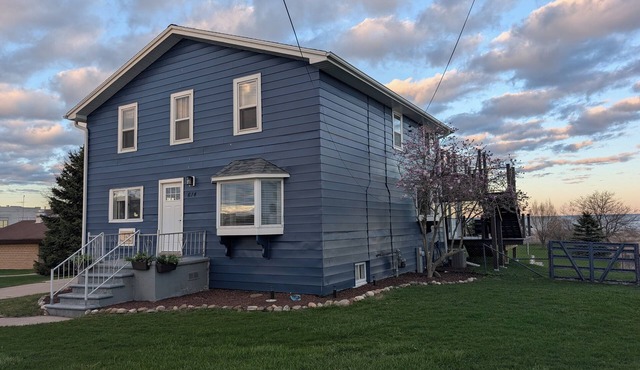 Beachfront home with beautiful view! Spacious 4-bedroom in charming Kewaunee.