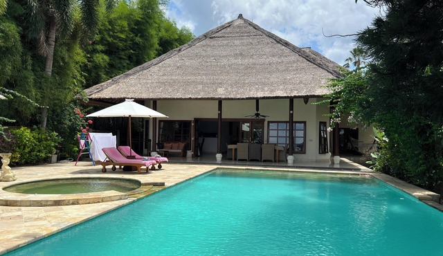 Beachfront Villa Nirwana - Private Pool, Jacuzzi, Sunset Views & Friendly Staff! in Seririt