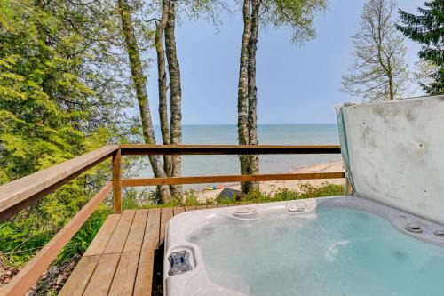 Beachy Palms Cottage on Lake Huron w/Hot Tub!