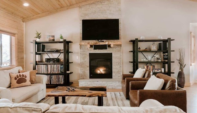 Bearfoot Chalet. Smart Cabin. BBQ. EV Charger. Spa