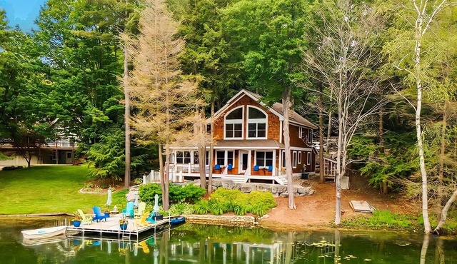Bear’s Den Lakefront Cabin with Hot Tub and Views