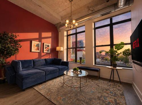 Beautiful 2BR with Smart TV, Gym Access & Parking Close to McCormick Place, Museums & Lake Michigan
