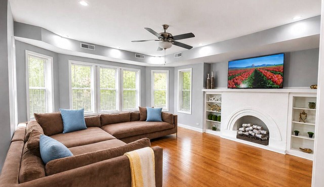 Beautiful 3-Bedroom Apartment, Free WiFi & AC, 18 Minutes to Downtown Chicago