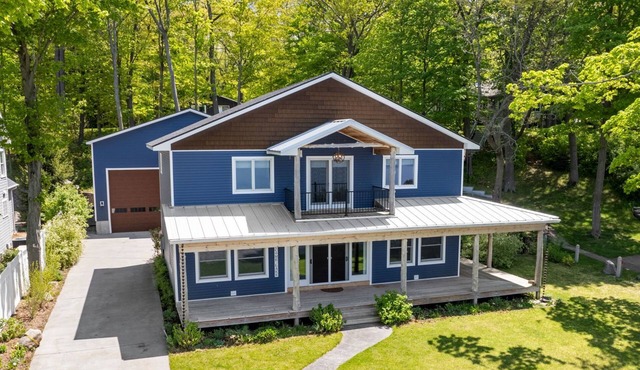 Beautiful 4-Bedroom Lakefront Home: dock & hot tub, on White Lake, Whitehall, MI