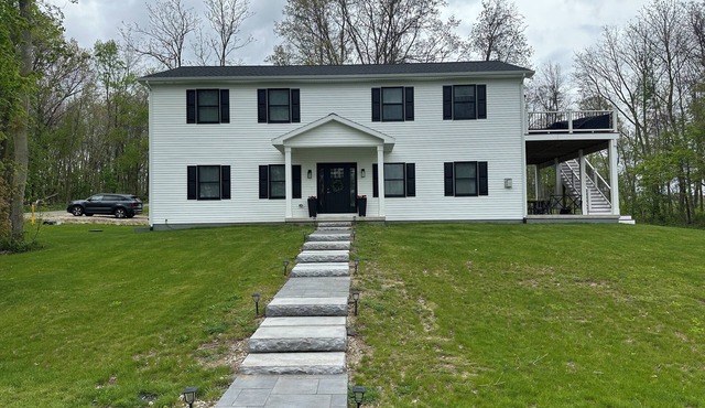 Beautiful 5 star home overlooking Round Lake 6 bedrooms