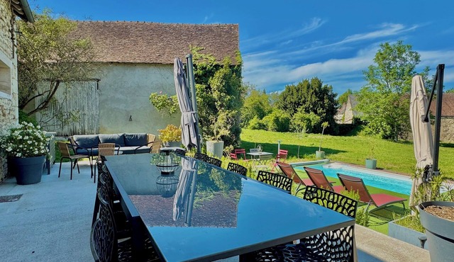 Beautiful architect-designed house with swimming pool, a blend of classic and modern