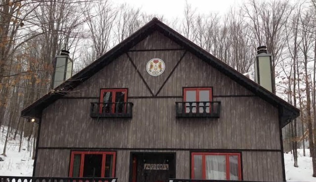 Beautiful, Comfy, Rustic Ski Chalet Steps From Ski Brule Mountain - LEFT side
