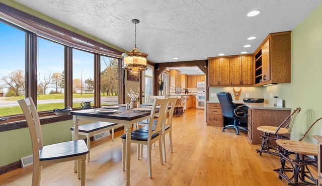 Beautiful Door County, Sturgeon Bay Home. Fully stocked