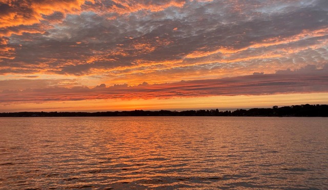 Beautiful Eagle Lake home close to ND perfect for Large families.
