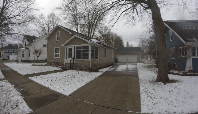 Beautiful home in the heart of Charlotte! Pet friendly with fenced in yard!