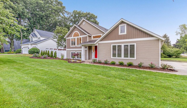 Beautiful home, quiet neighborhood w hot tub. Close to shopping, beach & trails.