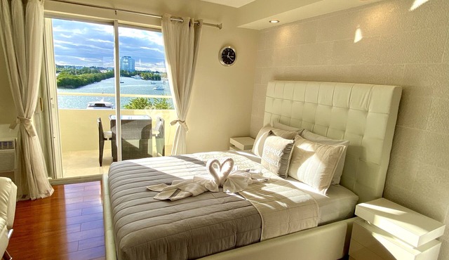 Beautiful modern Waterfront apartment with pool and free parking 5min from beach