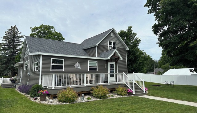 Beautiful modern farmhouse close to Lake Michigan and Frankfort, A/C, sleeps 8