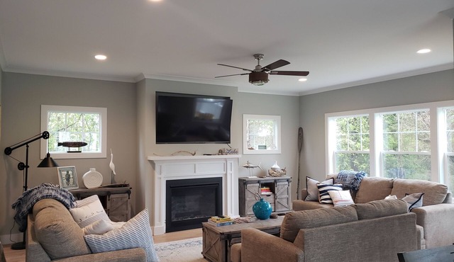 Beautiful new Lake House Family and pets friendly with beach access!