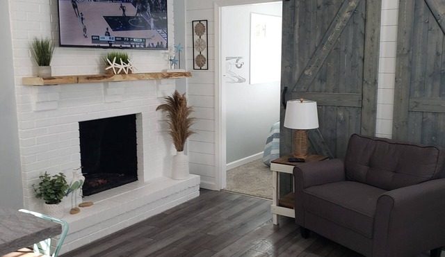 Beautiful newly remodeled cottage - Walk to strip, close to spire
